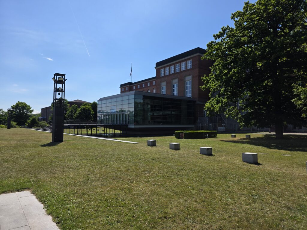 Landeshaus Kiel mit gläsernem Plenarsaal und Rasenfläche