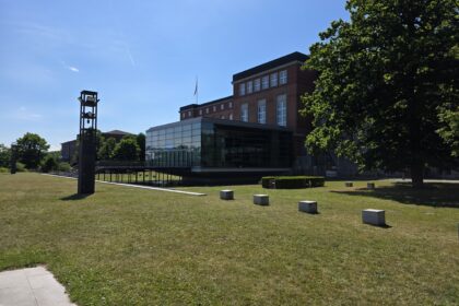 Landeshaus Kiel mit gläsernem Plenarsaal und Rasenfläche