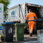 KI-generiertes Symbolbild: Symbolbild: Montage mit Müllfahrzeug, Abfalltonnen und einem Glas Wasser