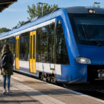 KI-generiertes Symbolbild: Symbolbild: Szene eines blau-gelben Regionalzuges an einem Bahnsteig