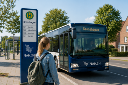 KI-generiertes Symbolbild: Symbolbild: Bus an einer Haltestelle in Kronshagen als Symbolbild für den öffentlichen Nahverkehr
