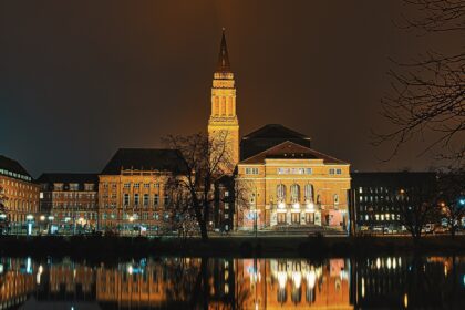 Rathaus Kiel und Opernhaus bei Nacht