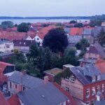 Erhöhter Blick vom Rundsilo über die Eckernförder Altstadt bis zur Ostsee