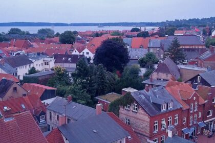 Erhöhter Blick vom Rundsilo über die Eckernförder Altstadt bis zur Ostsee