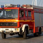 Rotes Feuerwehrfahrzeug am Hafen in Eckernförde