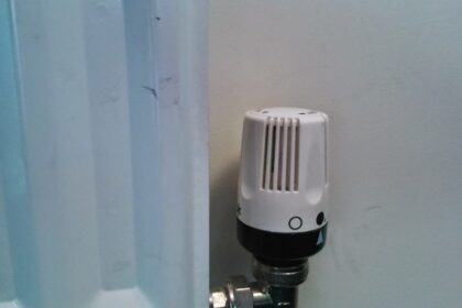 Weißes Thermostatventil an einem Heizkörper