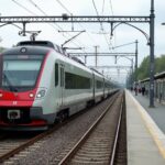 KI-generiertes Symbolbild: Symbolbild: Regionalzug an einem Bahnsteig als Symbolbild für den Landesweiten Nahverkehrsplan