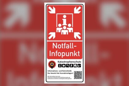 Rotes Hinweisschild eines Notfallinfopunkts in Schleswig-Holstein