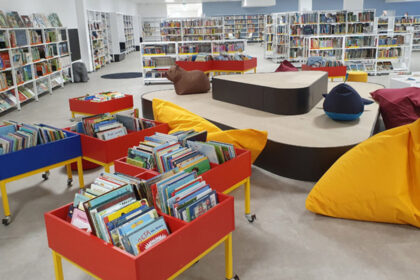 Innenraum der Stadtteilbücherei Pries/Friedrichsort mit Bücherregalen und Sitzbereichen
