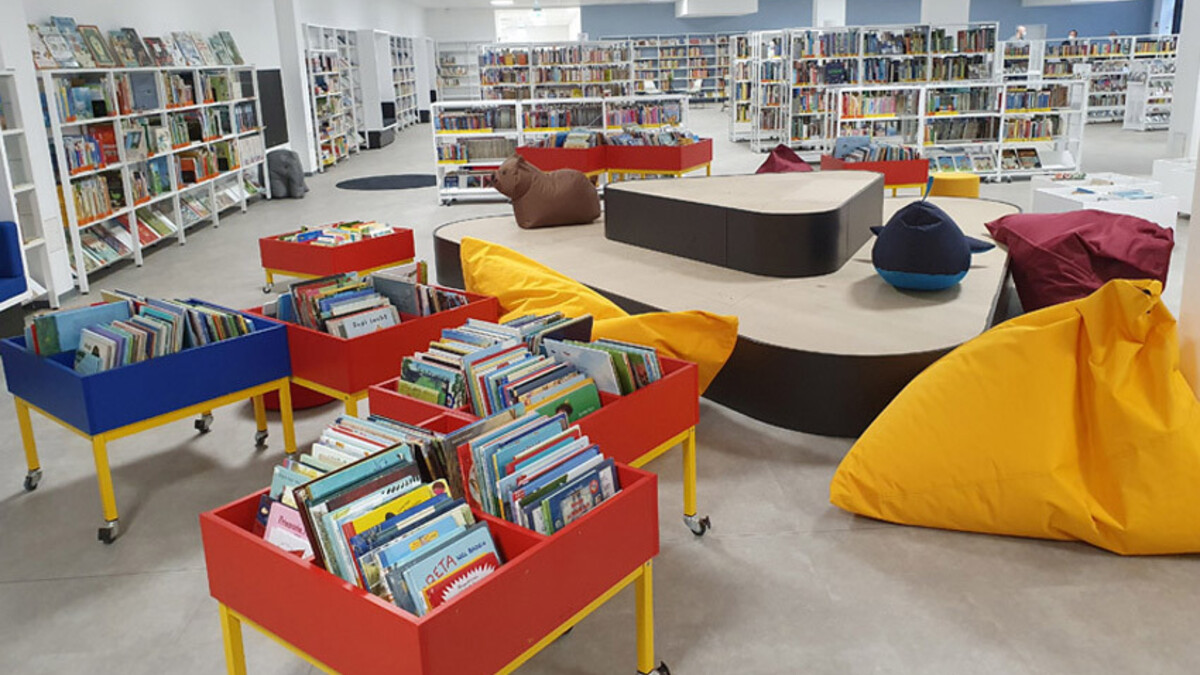 Innenraum der Stadtteilbücherei Pries/Friedrichsort mit Bücherregalen und Sitzbereichen