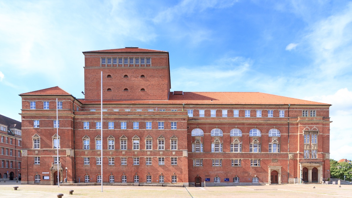 Backsteinfassade des Opernhauses Kiel am Rathausplatz