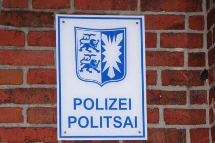 Polizeischild an einer Backsteinwand