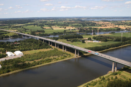 Luftaufnahme der bestehenden Rader Hochbrücke über den Nord-Ostsee-Kanal