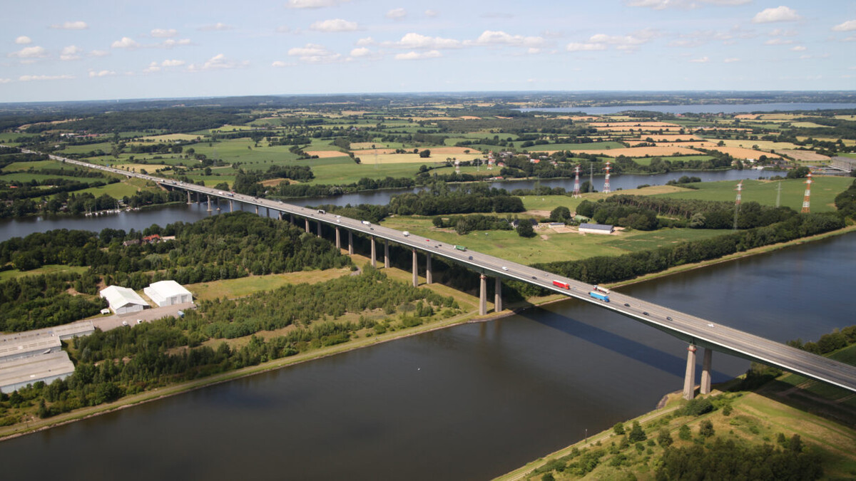 Luftaufnahme der bestehenden Rader Hochbrücke über den Nord-Ostsee-Kanal