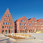 Roter Backsteinhof am Rathausmarkt in Kronshagen - Backsteinarchitektur mit Satteldächern