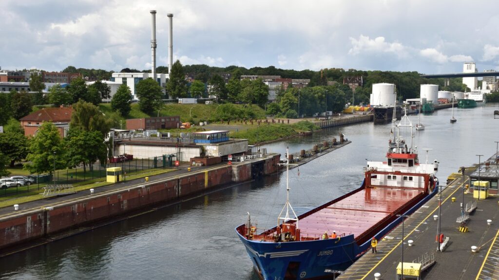 Frachtschiff in der Schleusenanlage Kiel-Holtenau am Nord-Ostsee-Kanal
