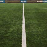 Weiße Spielfeldlinien auf einem leeren Fußballplatz