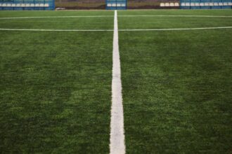 Weiße Spielfeldlinien auf einem leeren Fußballplatz