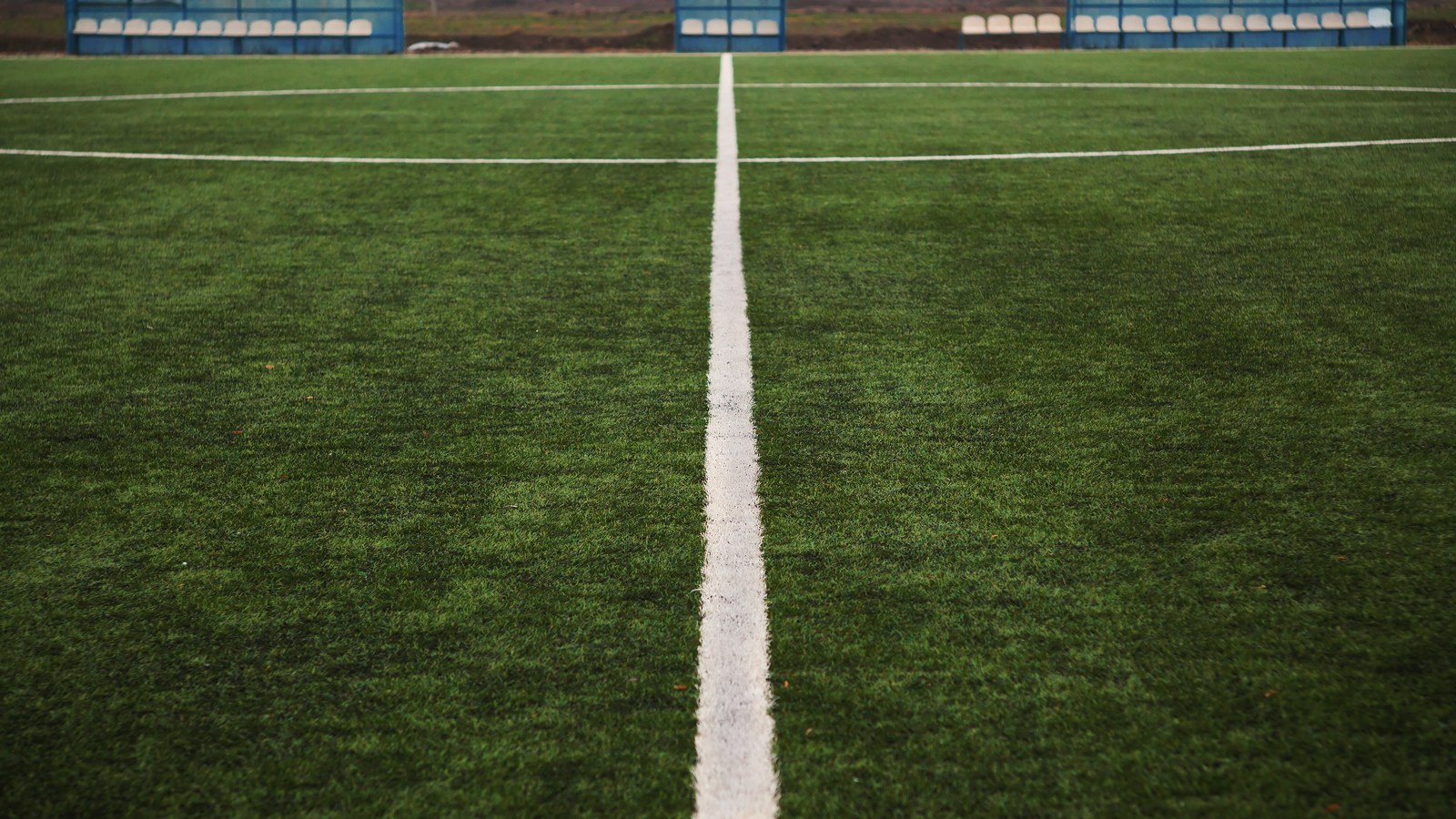 Weiße Spielfeldlinien auf einem leeren Fußballplatz