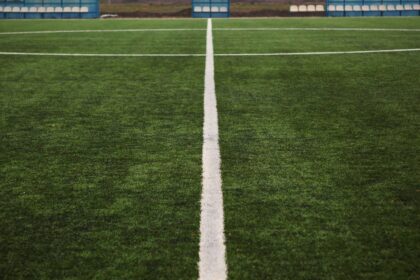 Weiße Spielfeldlinien auf einem leeren Fußballplatz