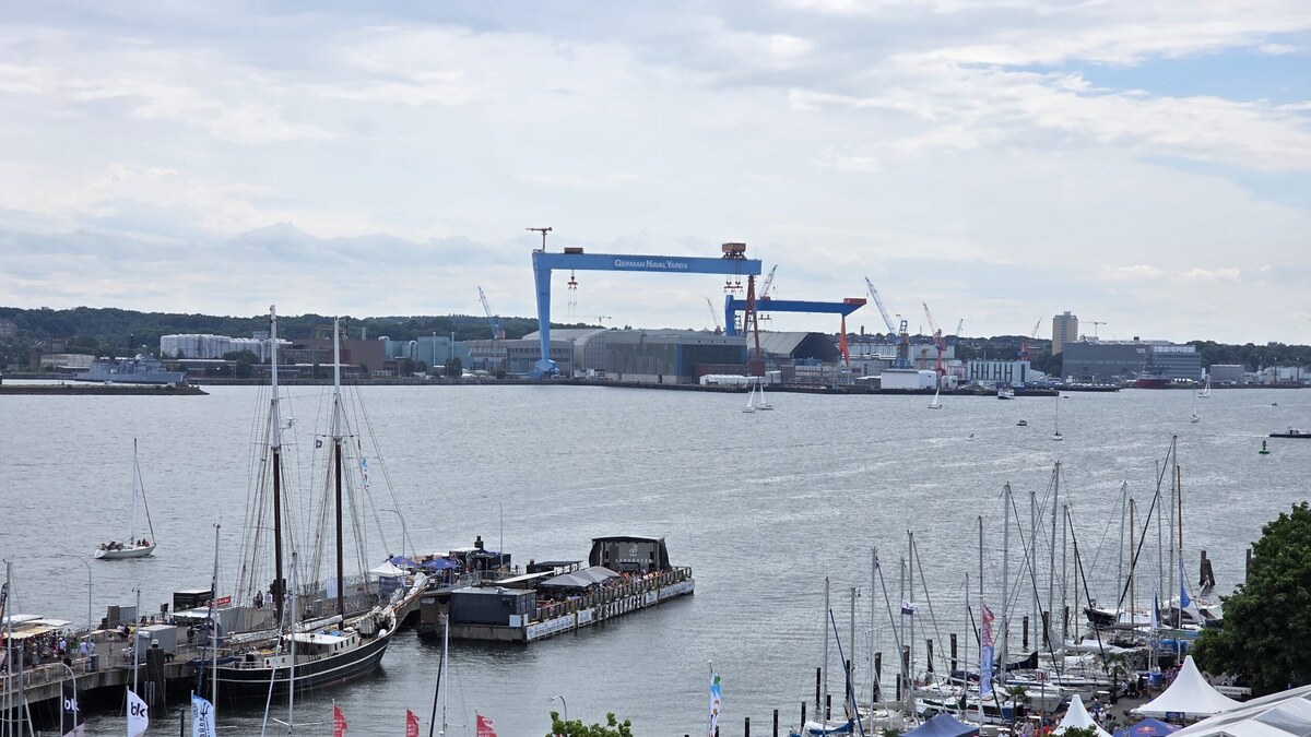 Blick über die Kieler Innenförde mit Hafen- und Werftanlagen