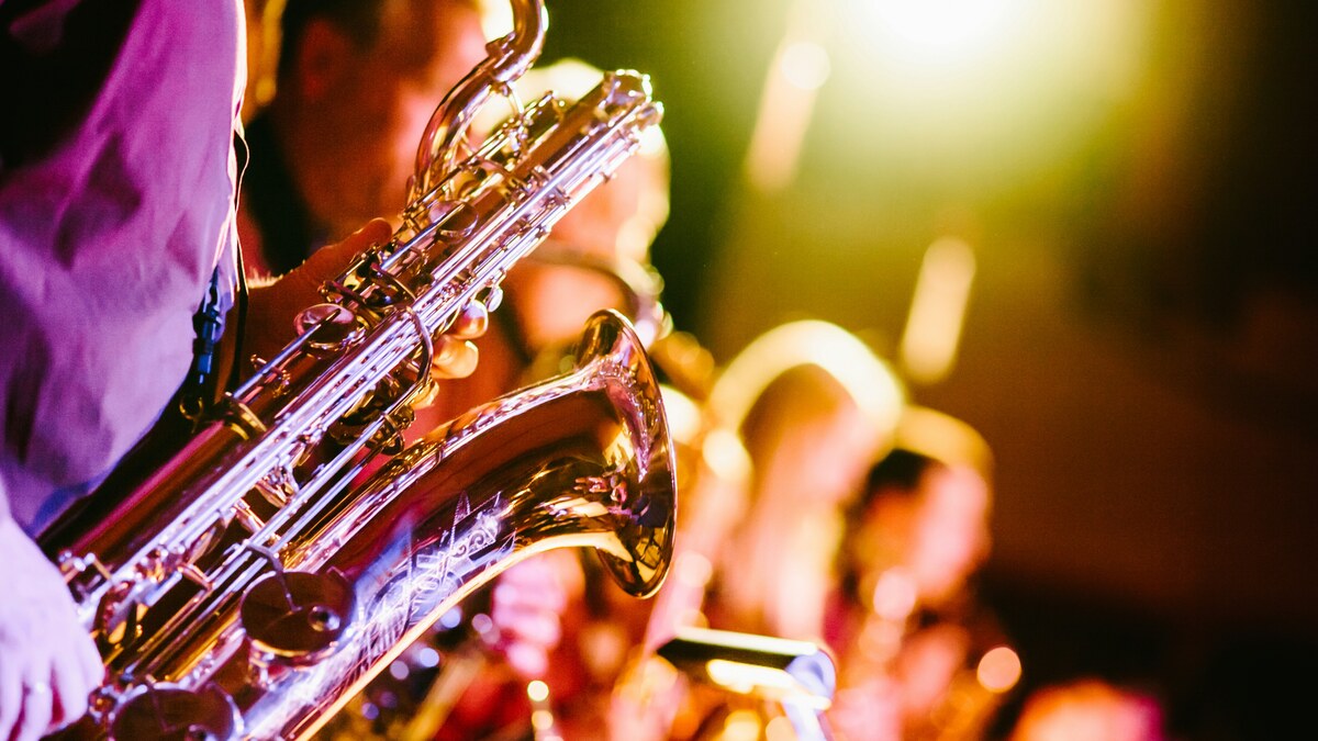 Saxofon bei farbigem Bühnenlicht
