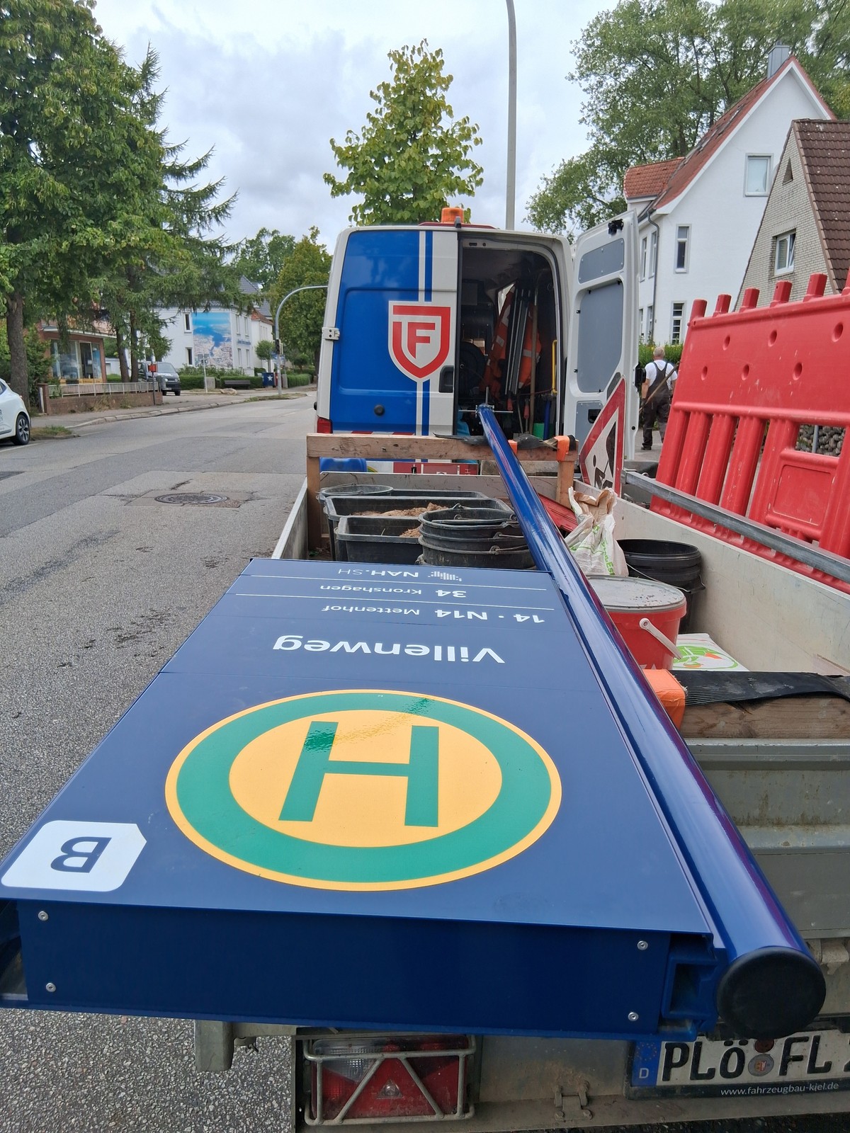 Villenweg: Neues blaues Haltestellenschild