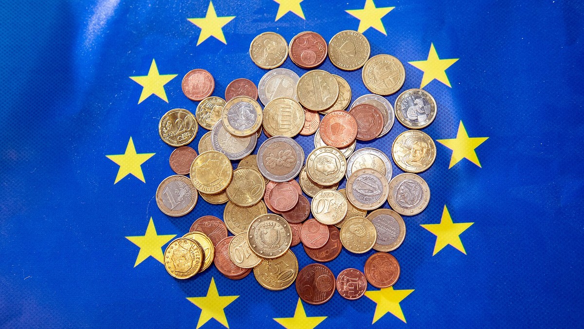 Euro-Münzen auf einer blauen Fläche mit gelben Sternen