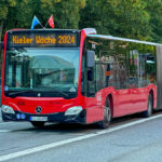 Roter Gelenkbus der KVG in Kiel mit Anzeige Kieler Woche 2024