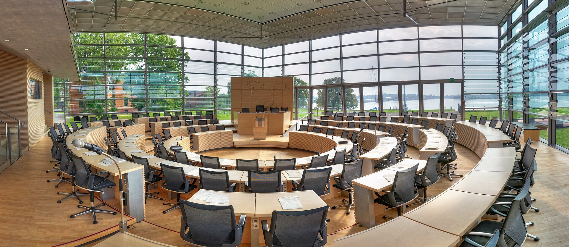Leerer Plenarsaal im Landeshaus Schleswig-Holstein in Kiel