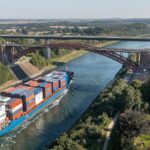 Erste Levensauer Hochbrücke über dem Nord-Ostsee-Kanal, dahinter die B76-Brücke