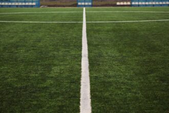 Weiße Spielfeldlinien auf einem leeren Fußballplatz