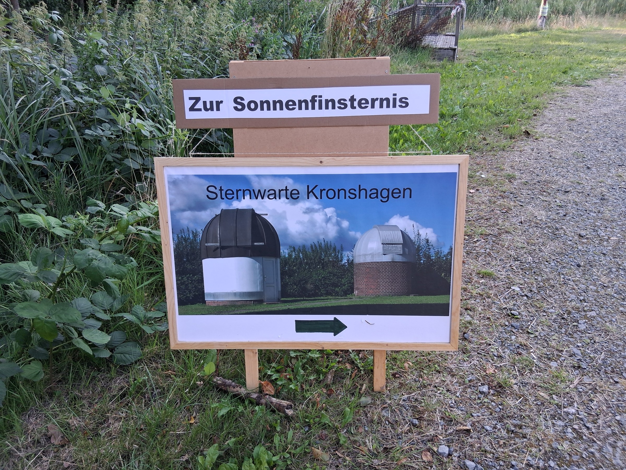 Ein Wegweiser zeigt den Weg zur Sternwarte Kronshagen
