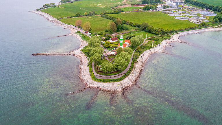 Leuchtturm Bülk in Strande, im Hintergrund das Klärwerk Bülk
