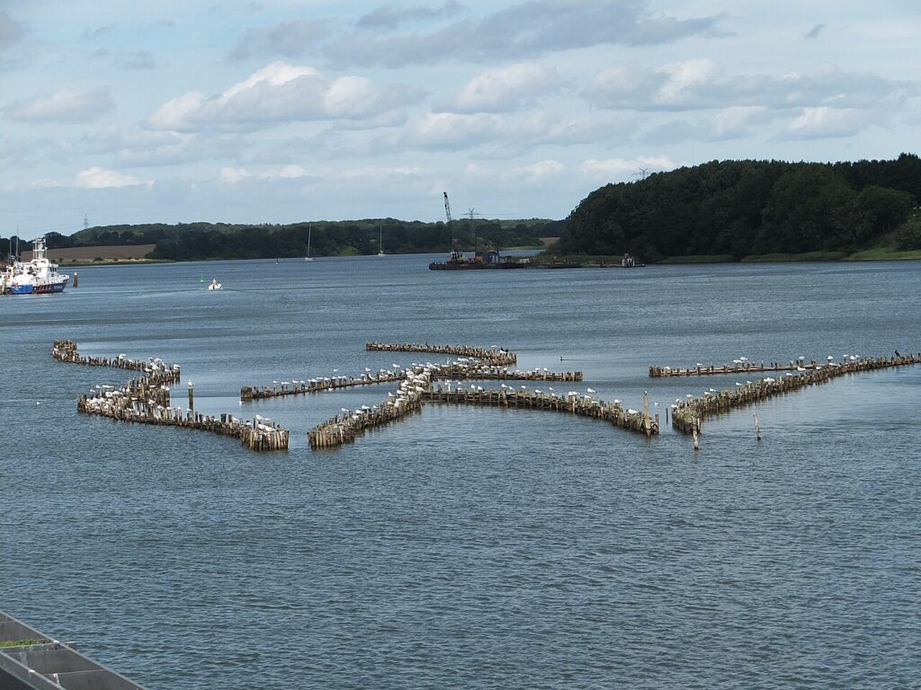 Heringszaun an der Schlei in Kappeln mit fjordartigem Ostsee-Arm im Hintergrund