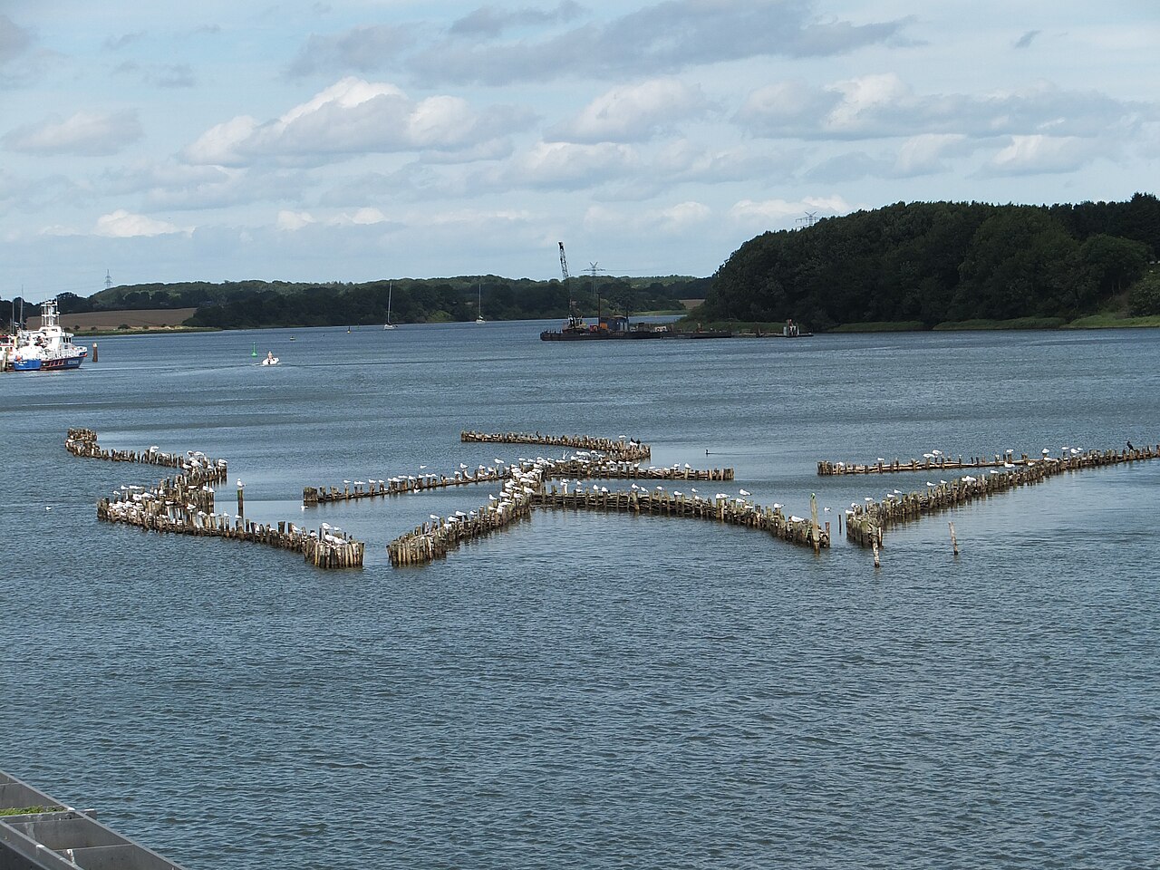 Heringszaun an der Schlei in Kappeln mit fjordartigem Ostsee-Arm im Hintergrund