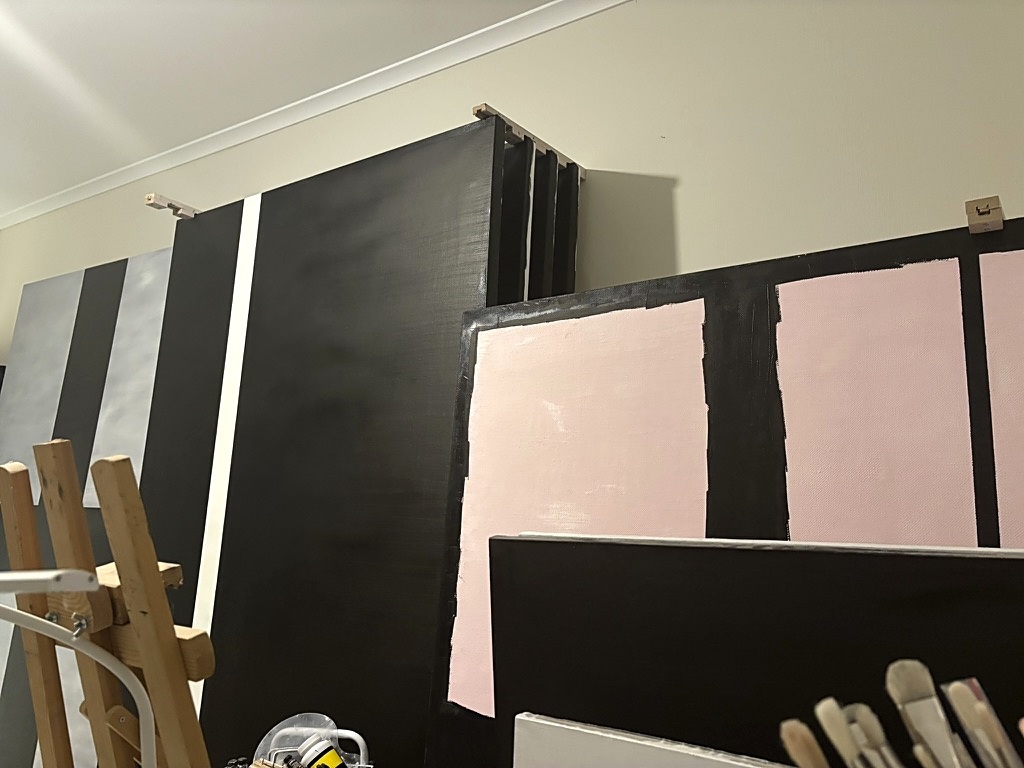 Atelier mit Staffelei und Leinwänden – Symbolbild