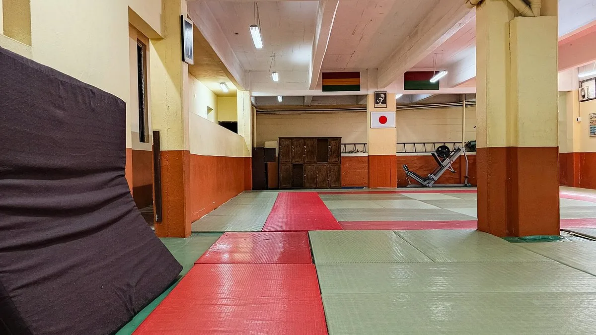 Tatamimatte in einem Judo-Dojo mit Trainingsmatten
