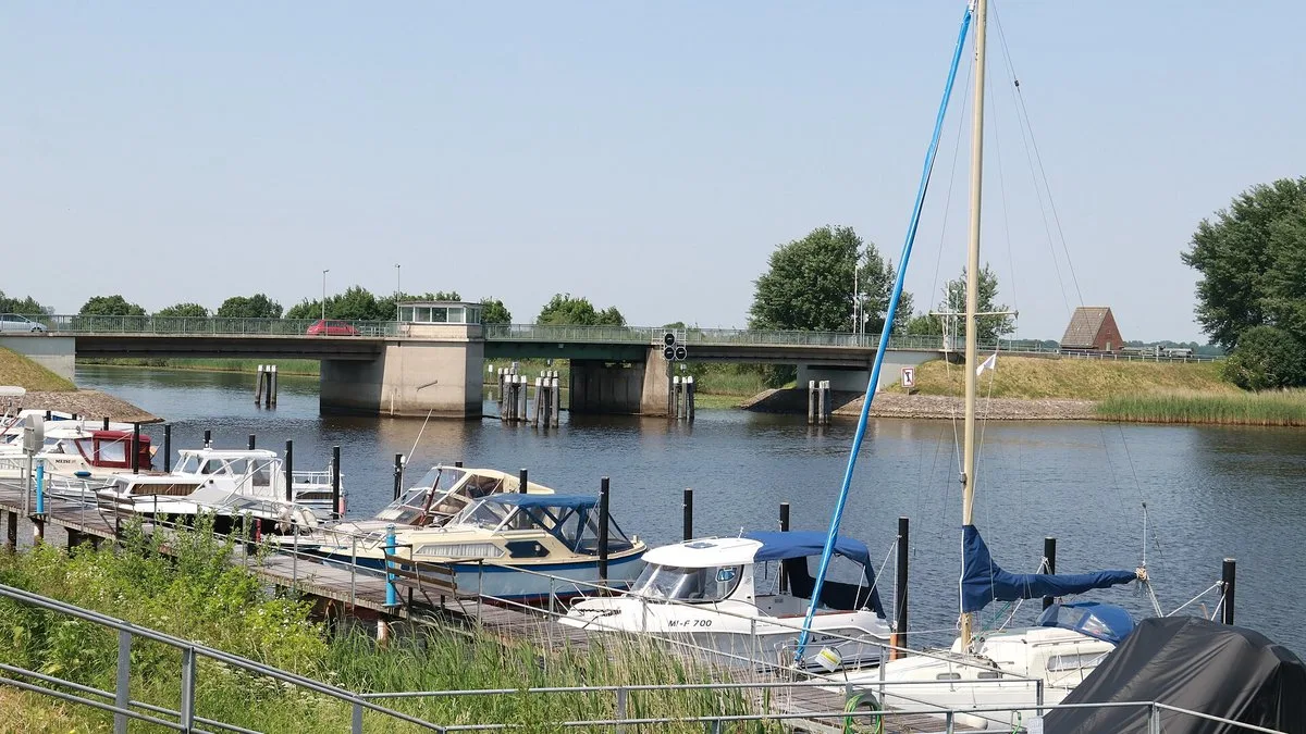 Klappbrücke über einen breiten Fluss bei Tageslicht
