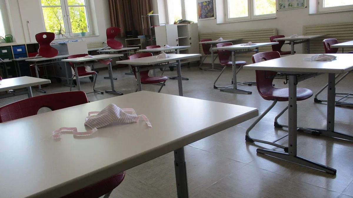 Leeres Klassenzimmer mit Tischen und Stühlen