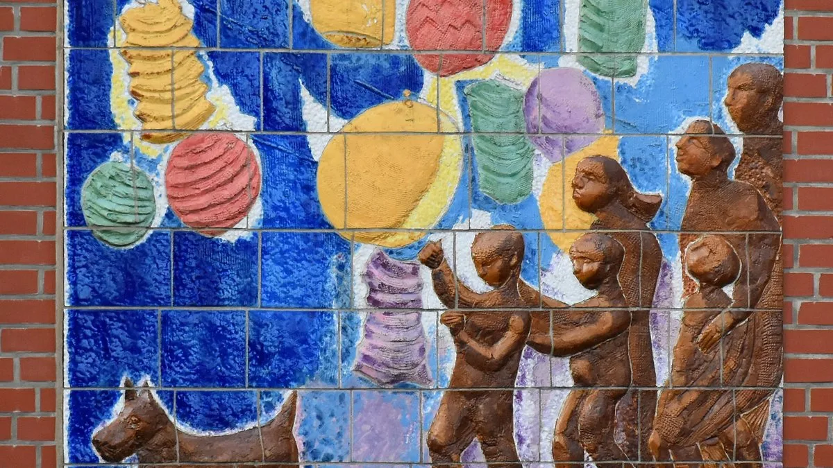 Kinder mit leuchtenden Papierlaternen beim Laternenumzug im Abendlicht