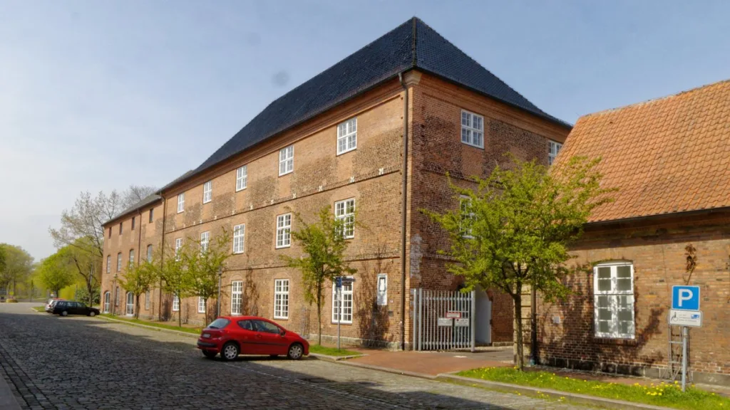 Das Hohen Arsenal in Rendsburg am Kanalufer, Backsteinfassade