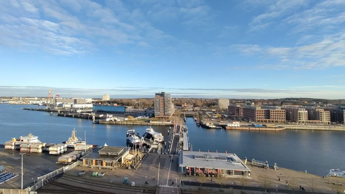 Die Hörnbrücke über dem Hörnbecken in Kiel; im Hintergrund die Innenstadt
