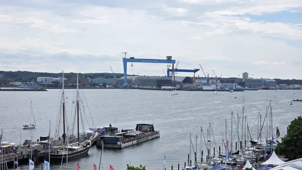 Blick über die Kieler Innenförde mit Hafen- und Werftanlagen
