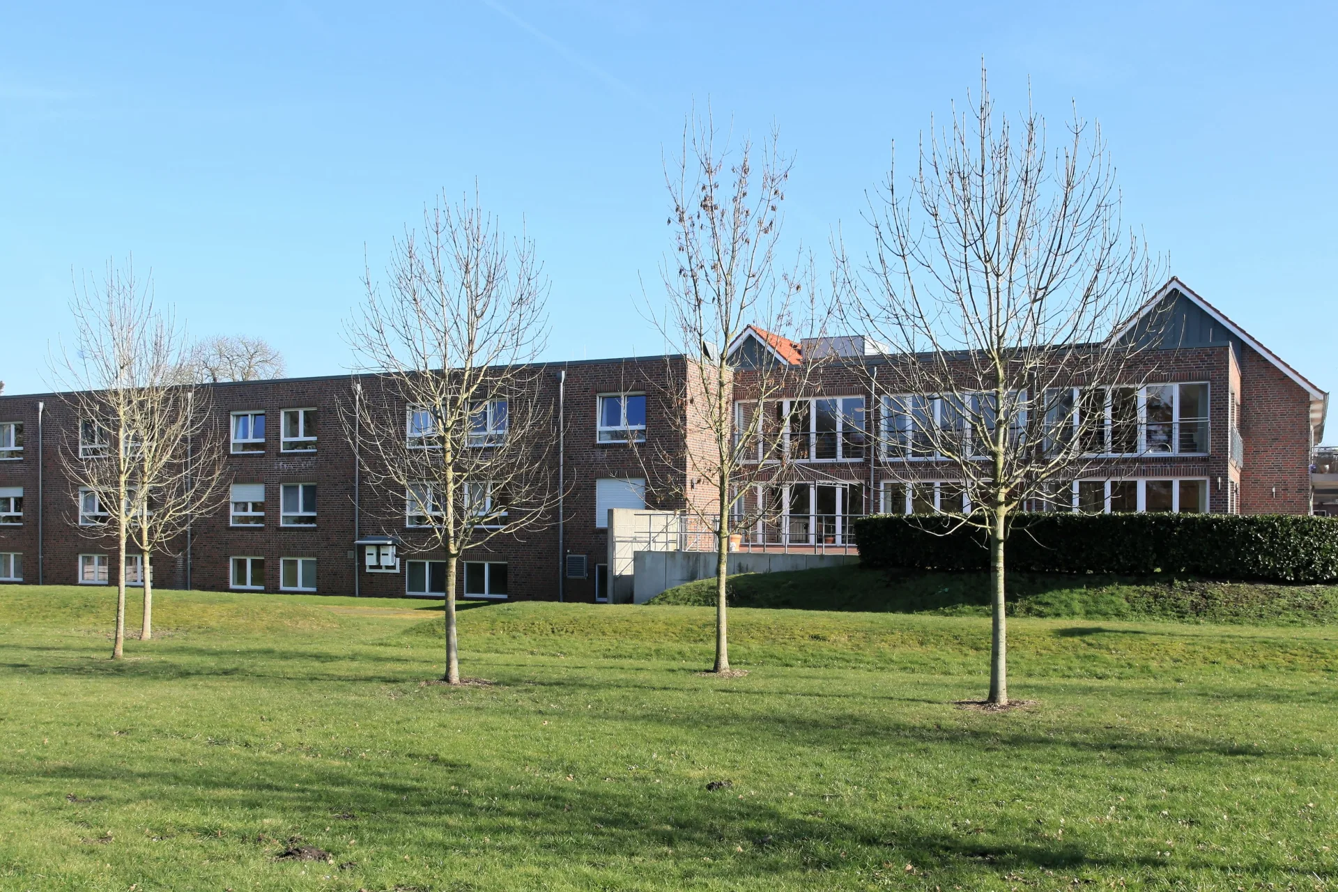 Fassade eines deutschen Seniorenheims mit Eingangsbereich, aufgenommen an einem bewölkten Tag. Symbolbild.